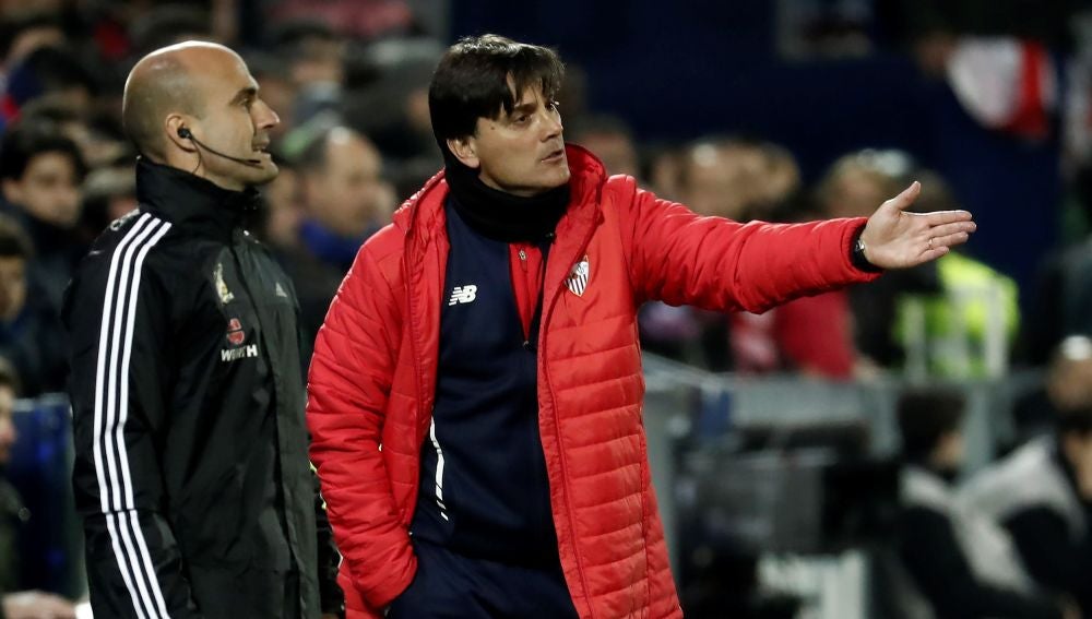Montella da instrucciones a sus jugadores desde la banda