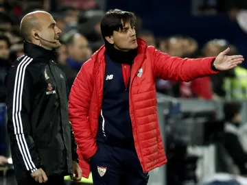 Montella da instrucciones a sus jugadores desde la banda Montella da instrucciones a sus jugadores desde la banda