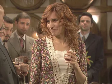 Fe celebra la apertura de su negocio rodeada de sus seres queridos Fe celebra la apertura de su negocio rodeada de sus seres queridos