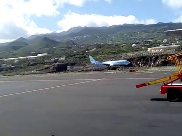 Aterrizaje frustrado de un avión en La Palma debido al viento Aterrizaje frustrado de un avión en La Palma debido al viento
