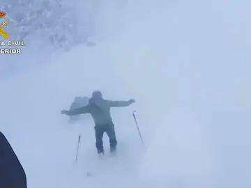La Guardia Civil rescata a una persona atrapada por la nieve en una cabaña del Puerto de Agüería en Asturias La Guardia Civil rescata a una persona atrapada por la nieve en una cabaña del Puerto de Agüería en Asturias