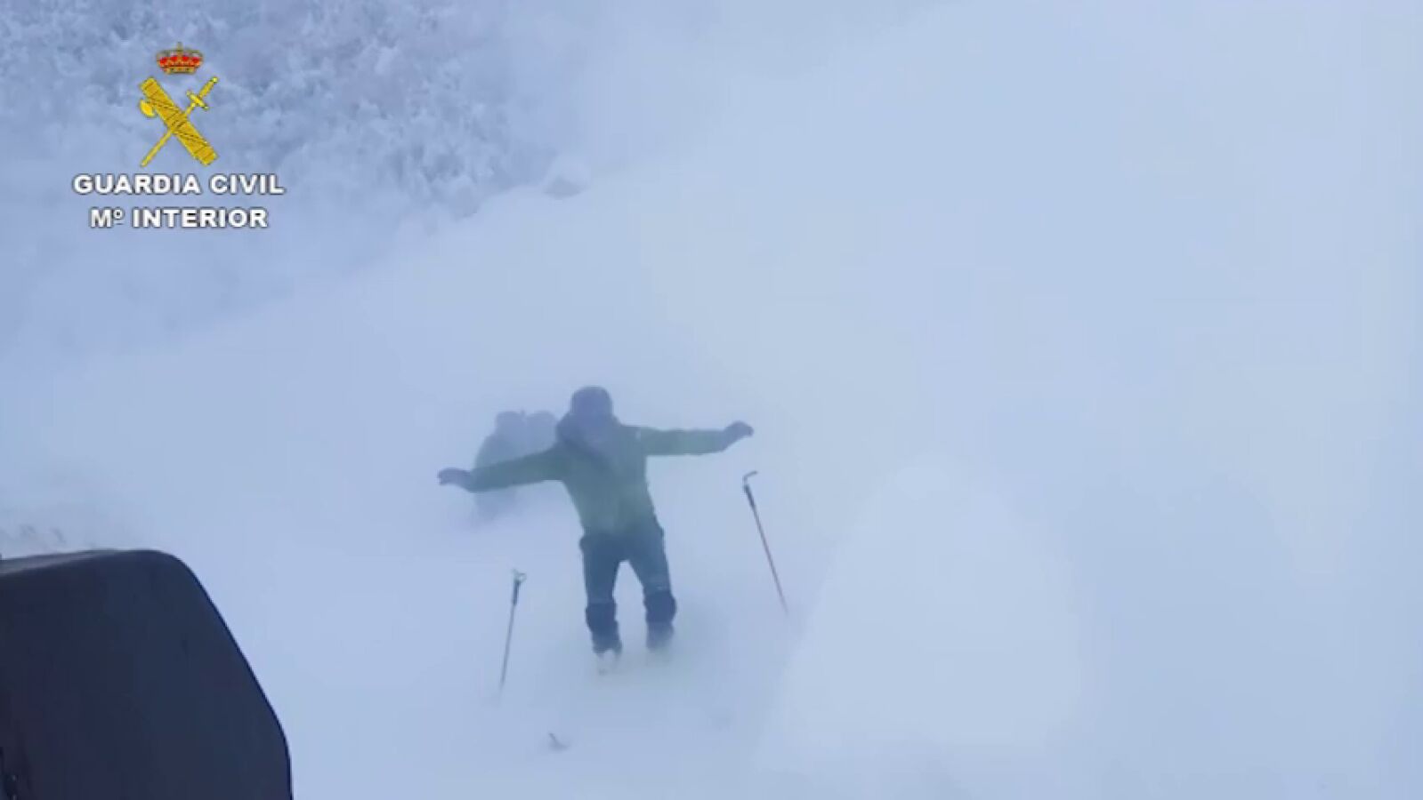 La Guardia Civil rescata a una persona atrapada por la nieve en una cabaña del Puerto de Agüería en Asturias