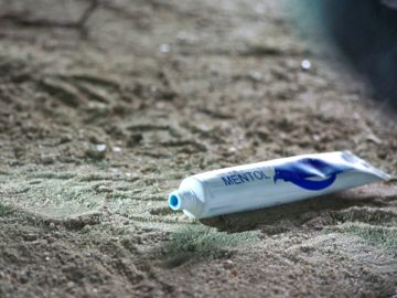 Goma dos, la pasta de dientes que lo vuela todo por los aires