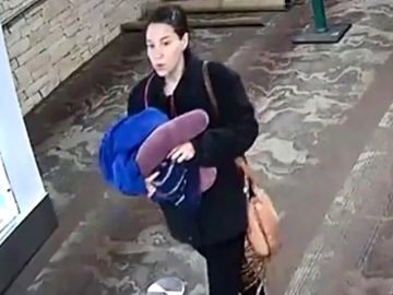 Una mujer da a luz en el baño de un aeropuerto y abandona al bebé junto a una nota: "Sólo quiero lo mejor para él y no soy yo" Una mujer da a luz en el baño de un aeropuerto y abandona al bebé junto a una nota: "Sólo quiero lo mejor para él y no soy yo"
