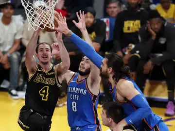 Abrines intenta defender a Caruso Abrines intenta defender a Caruso