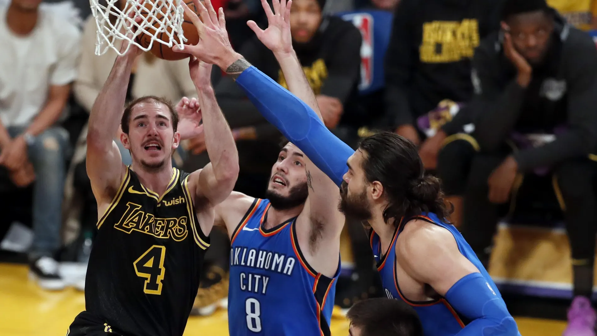 Abrines intenta defender a Caruso Abrines intenta defender a Caruso