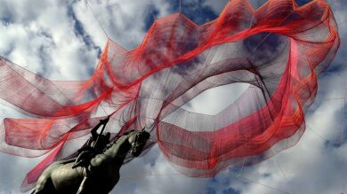 La Plaza Mayor de Madrid acoge una escultura que representa las ondas sísmicas del terremoto de Japón de 2011 en una malla aérea