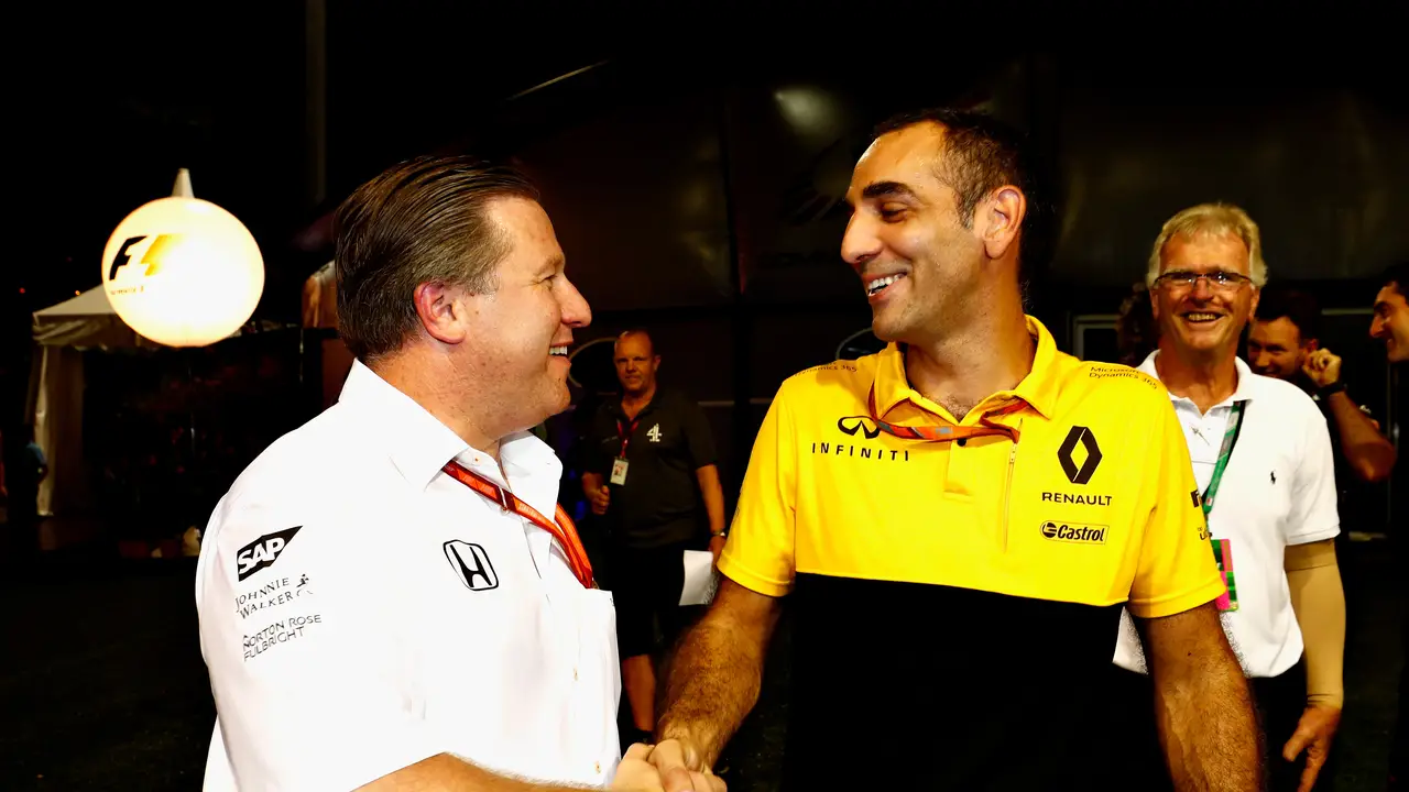 Zak Brown y Cyril Abiteboul se saludan durante el Gran Premio de Singapur