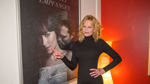Melanie Griffith junto al póster de 'Cincuenta sombras liberadas'