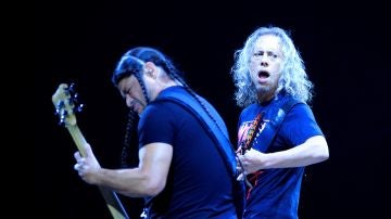 Robert Trujillo y Kirk Hammett de Metallica durante su concierto en Madrid