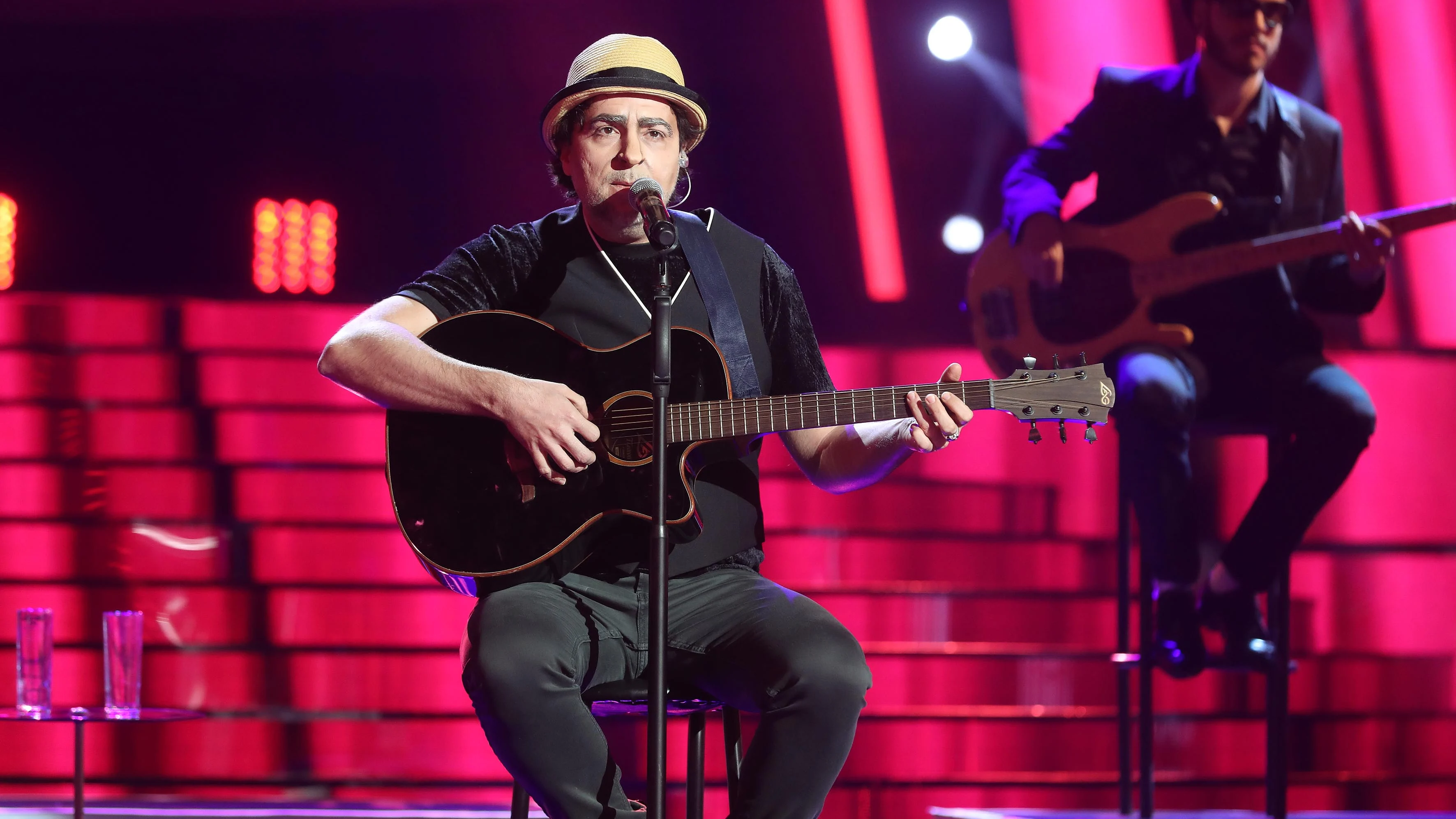 Raúl Pérez se quita el sombrero para sorprender con ‘Y sin embargo’ como Joaquín Sabina
