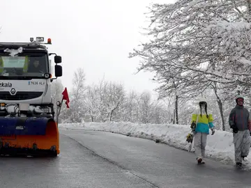 Una máquina quitanieves en el alto de Urkiola Una máquina quitanieves en el alto de Urkiola