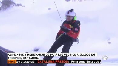 Un helicóptero del 112 reparte alimentos y medicamentos a los vecinos aislados por la nieve en Cantabria