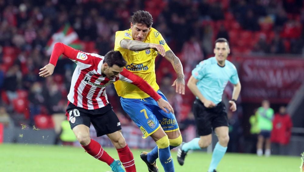 Aduriz pelea con Peñalba en el partido entre Athletic y Las Palmas