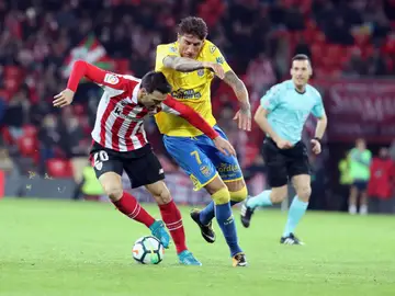 Aduriz pelea con Peñalba en el partido entre Athletic y Las Palmas Aduriz pelea con Peñalba en el partido entre Athletic y Las Palmas