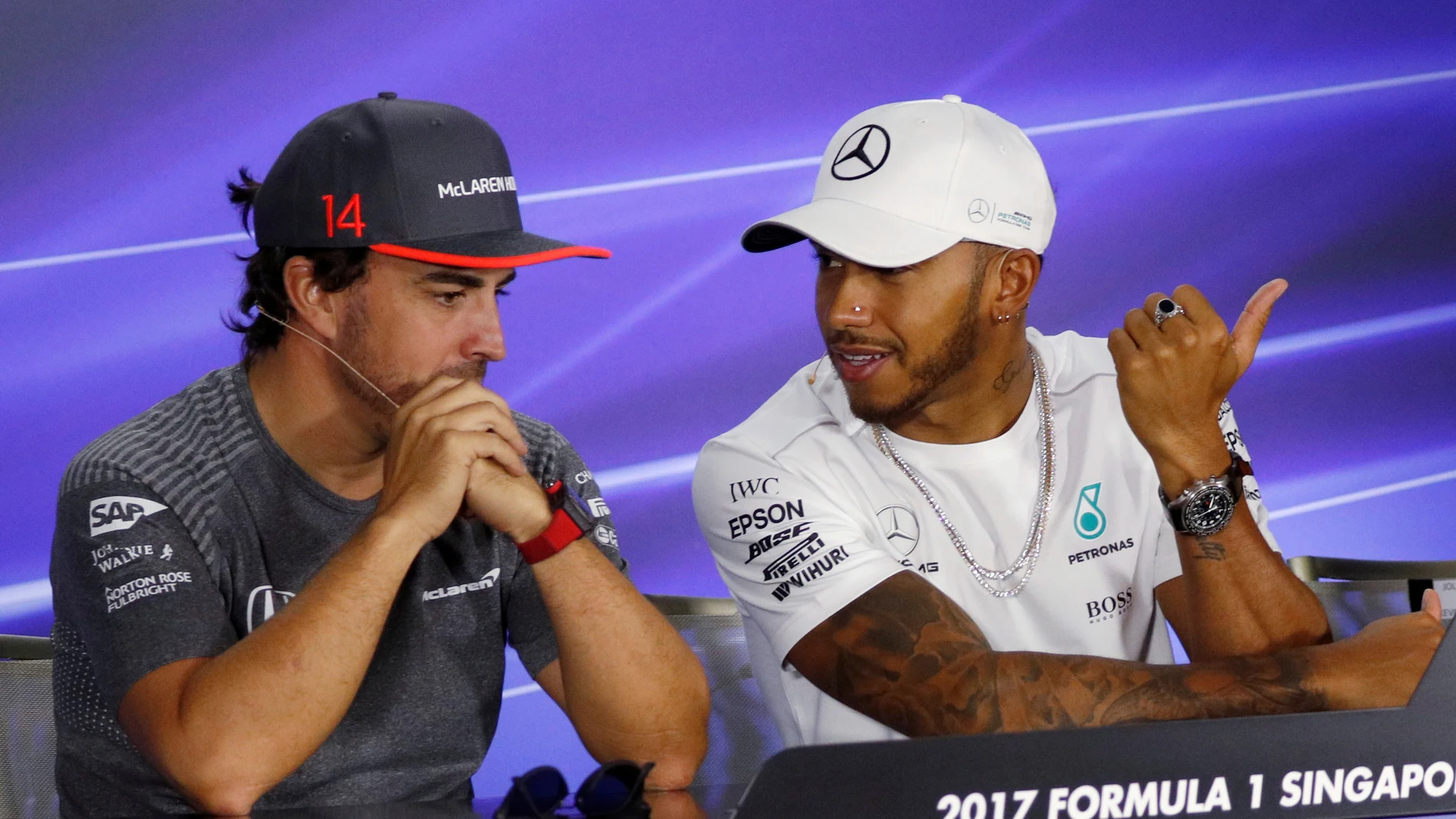 Alonso y Hamilton charlan durante una rueda de prensa