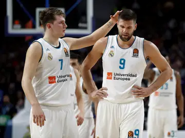 Felipe Reyes y Doncic, cabizbajos tras la derrota del Madrid Felipe Reyes y Doncic, cabizbajos tras la derrota del Madrid