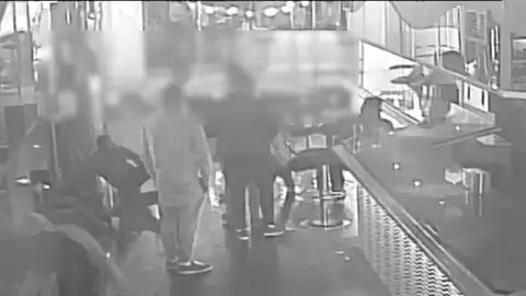 La Guardia Civil detiene a siete personas por agredir a dos jóvenes en un bar de copas La Guardia Civil detiene a siete personas por agredir a dos jóvenes en un bar de copas
