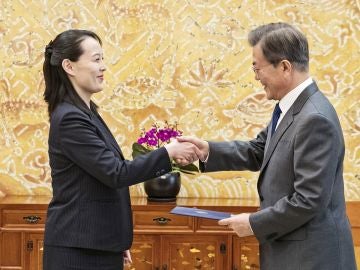 El presidente surcoreano, Moon Jae-in (d), saluda a Kim Yo-jong, hermana del líder norcoreano, Kim Jong-un