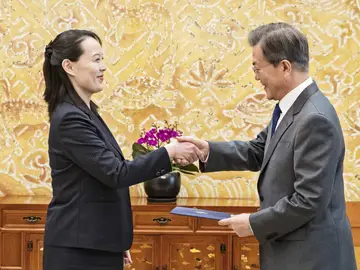 El presidente surcoreano, Moon Jae-in (d), saluda a Kim Yo-jong, hermana del líder norcoreano, Kim Jong-un El presidente surcoreano, Moon Jae-in (d), saluda a Kim Yo-jong, hermana del líder norcoreano, Kim Jong-un