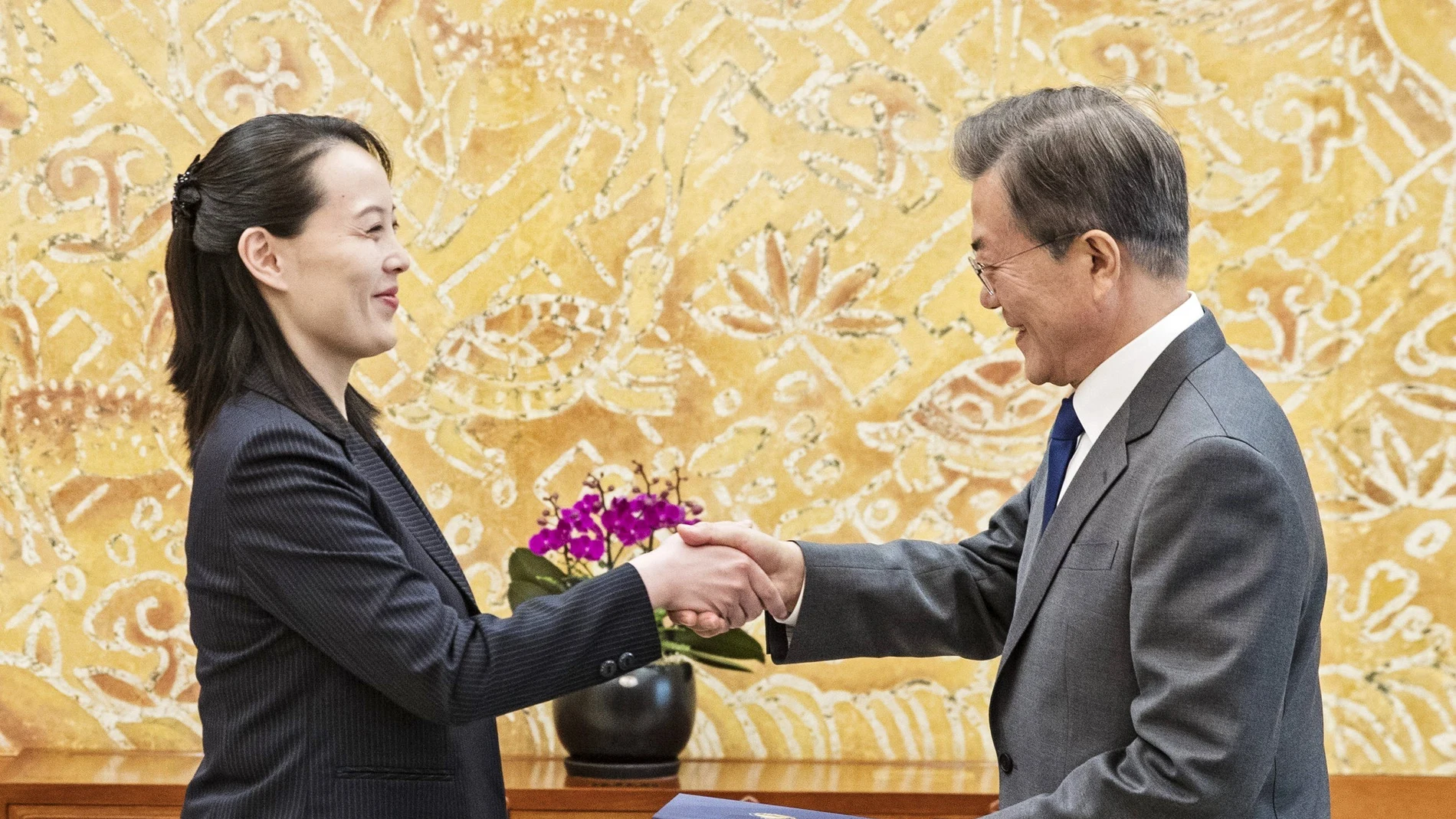 El presidente surcoreano, Moon Jae-in (d), saluda a Kim Yo-jong, hermana del líder norcoreano, Kim Jong-un El presidente surcoreano, Moon Jae-in (d), saluda a Kim Yo-jong, hermana del líder norcoreano, Kim Jong-un