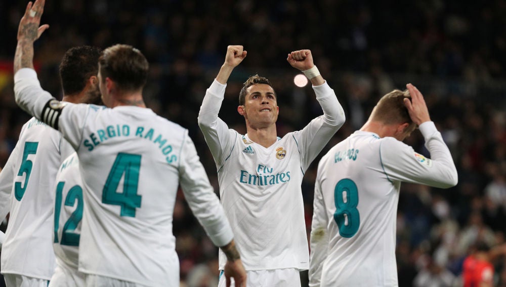 Cristiano Ronaldo celebra junto a sus compañeros uno de los goles del Real Madrid