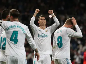 Cristiano Ronaldo celebra junto a sus compañeros uno de los goles del Real Madrid Cristiano Ronaldo celebra junto a sus compañeros uno de los goles del Real Madrid
