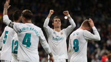 Cristiano Ronaldo celebra junto a sus compañeros uno de los goles del Real Madrid