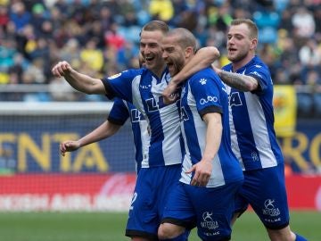 Los jugadores del Alavés celebran uno de los goles ante el Villarreal