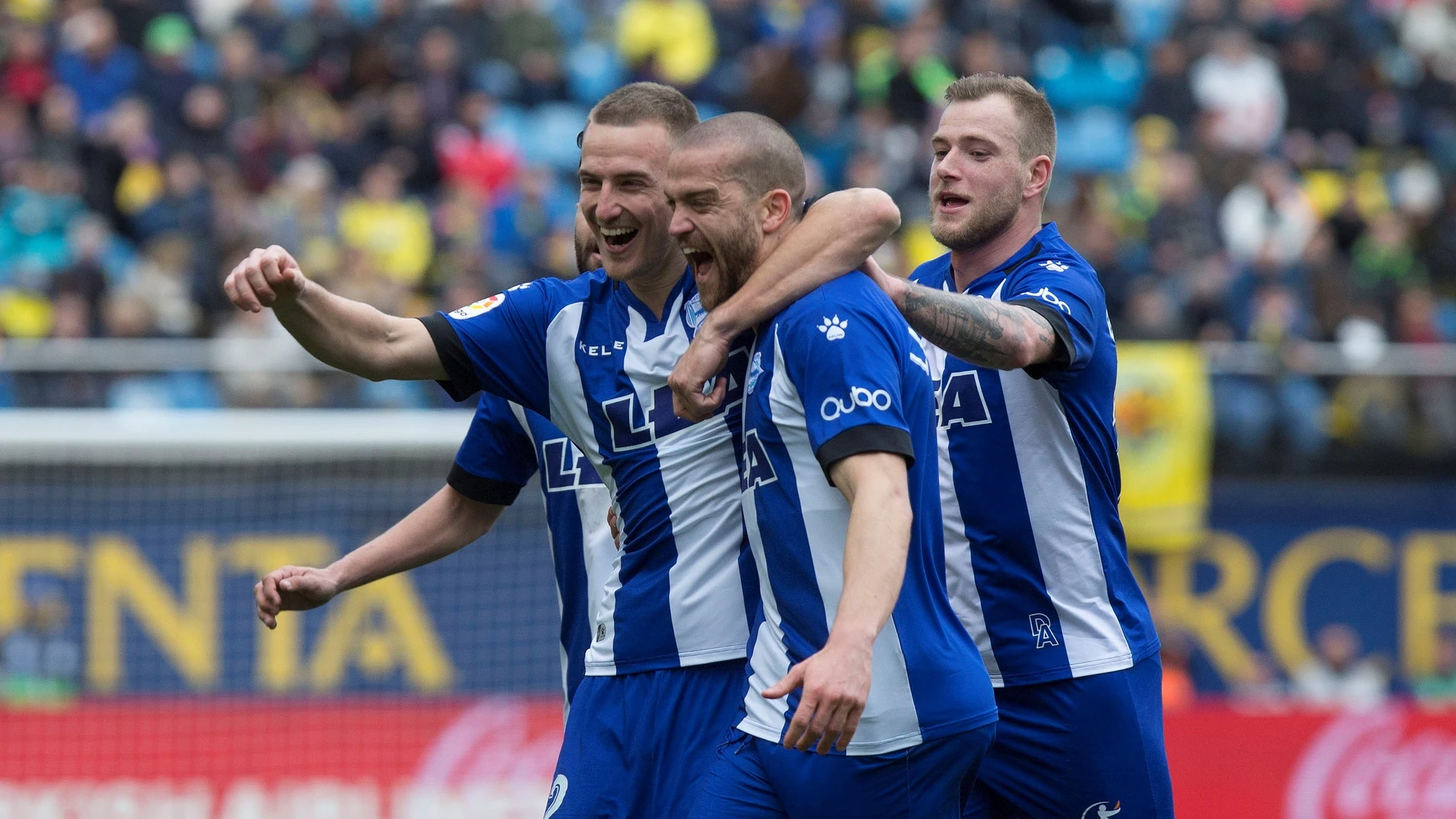 Los jugadores del Alavés celebran uno de los goles ante el Villarreal Los jugadores del Alavés celebran uno de los goles ante el Villarreal