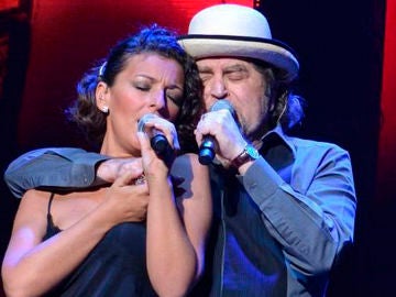 Joaquín Sabina junto a su corista Mara Barros