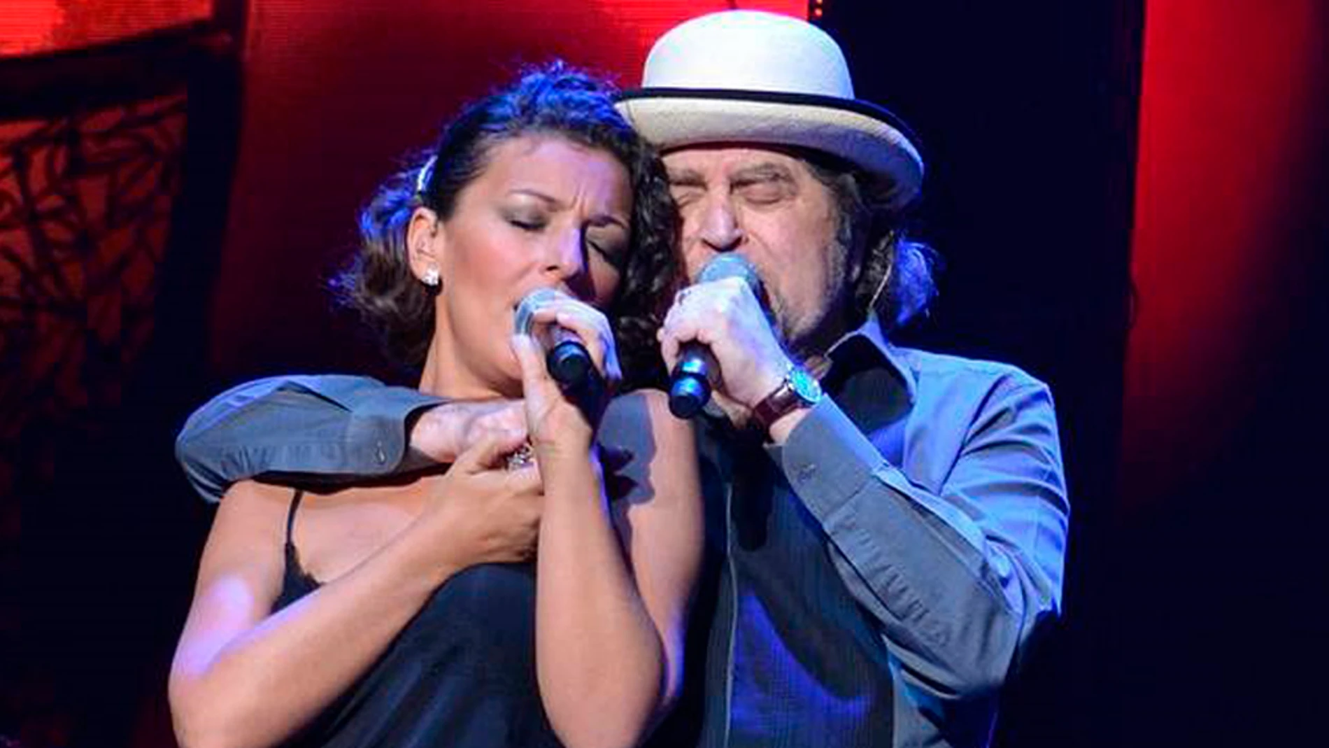Joaquín Sabina junto a su corista Mara Barros