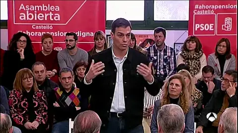 Pedro Sánchez critica que el Gobierno pide a los españoles ahorrar mientras "se pulen la hucha de las pensiones" Pedro Sánchez critica que el Gobierno pide a los españoles ahorrar mientras "se pulen la hucha de las pensiones"