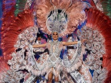 Ana Suárez Álvarez con la fantasía 'A mi manera' tras ser nombrada Reina del Carnaval de Las Palmas