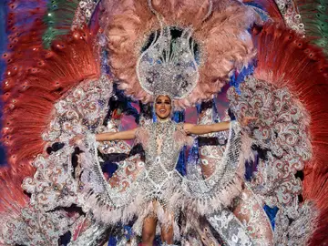 Ana Suárez Álvarez con la fantasía 'A mi manera' tras ser nombrada Reina del Carnaval de Las Palmas Ana Suárez Álvarez con la fantasía 'A mi manera' tras ser nombrada Reina del Carnaval de Las Palmas