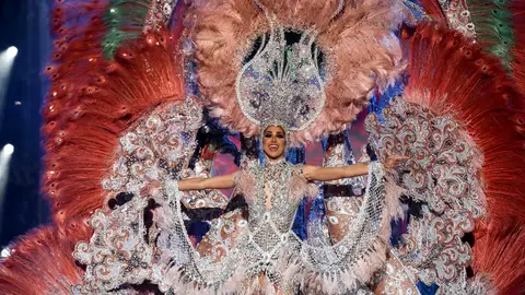 Ana Suárez Álvarez con la fantasía 'A mi manera' tras ser nombrada Reina del Carnaval de Las Palmas Ana Suárez Álvarez con la fantasía 'A mi manera' tras ser nombrada Reina del Carnaval de Las Palmas