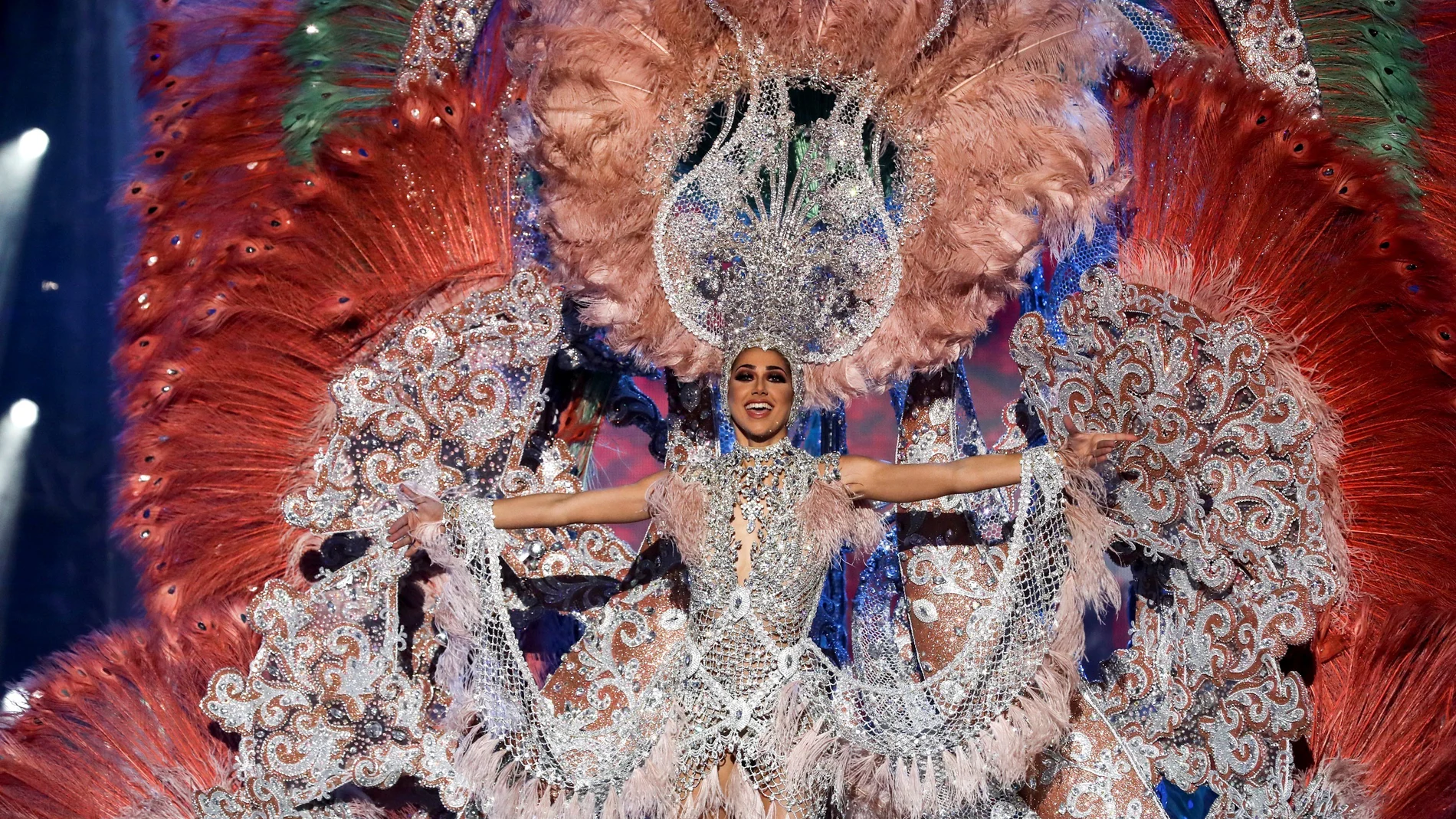 Ana Suárez Álvarez con la fantasía 'A mi manera' tras ser nombrada Reina del Carnaval de Las Palmas