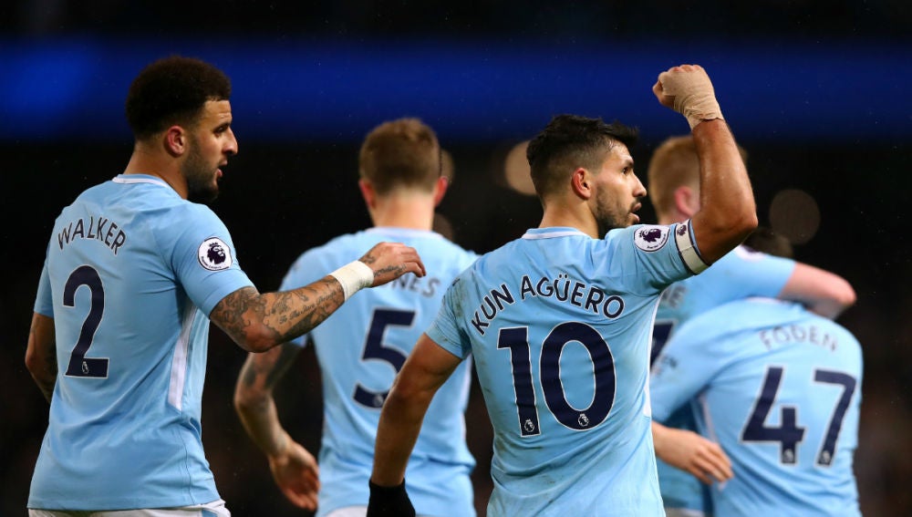 Agüero celebra un gol con el City