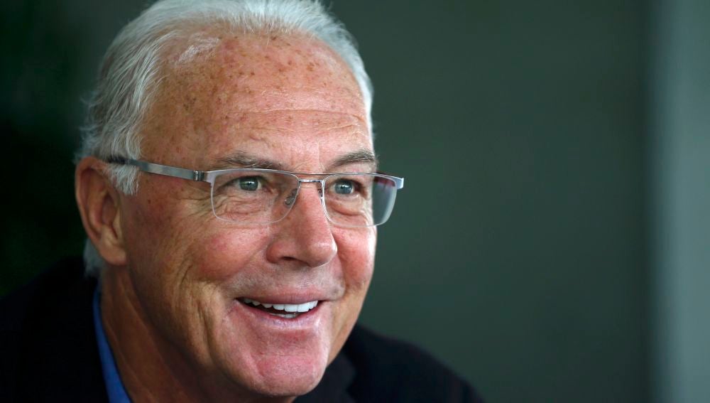 Beckhenbauer sonríe durante un acto
