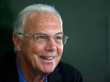 Beckhenbauer sonríe durante un acto Beckhenbauer sonríe durante un acto