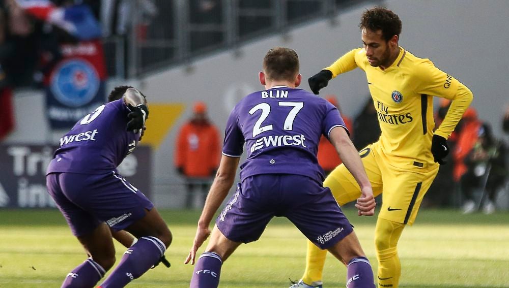 Neymar intenta zafase de la defensa del Toulouse