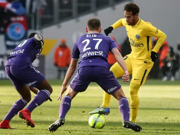 Neymar intenta zafase de la defensa del Toulouse Neymar intenta zafase de la defensa del Toulouse