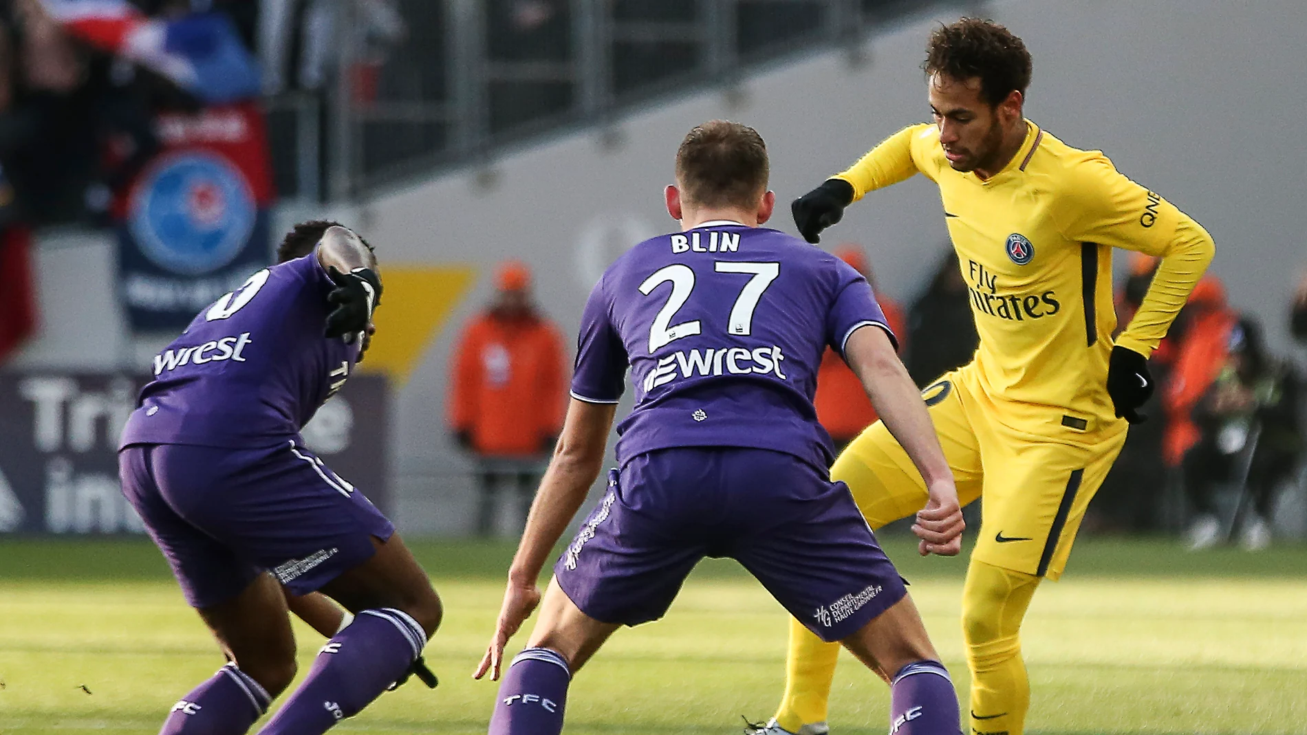 Neymar intenta zafase de la defensa del Toulouse Neymar intenta zafase de la defensa del Toulouse