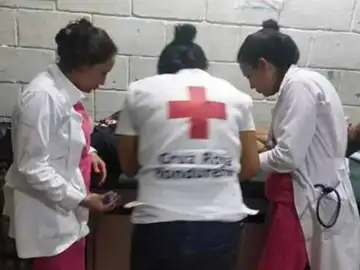Varias enfermeras atienden al joven hondureño Varias enfermeras atienden al joven hondureño
