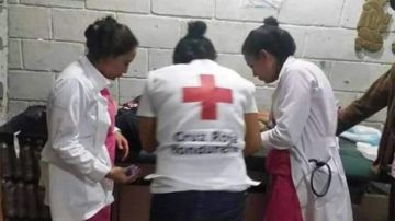 Varias enfermeras atienden al joven hondureño