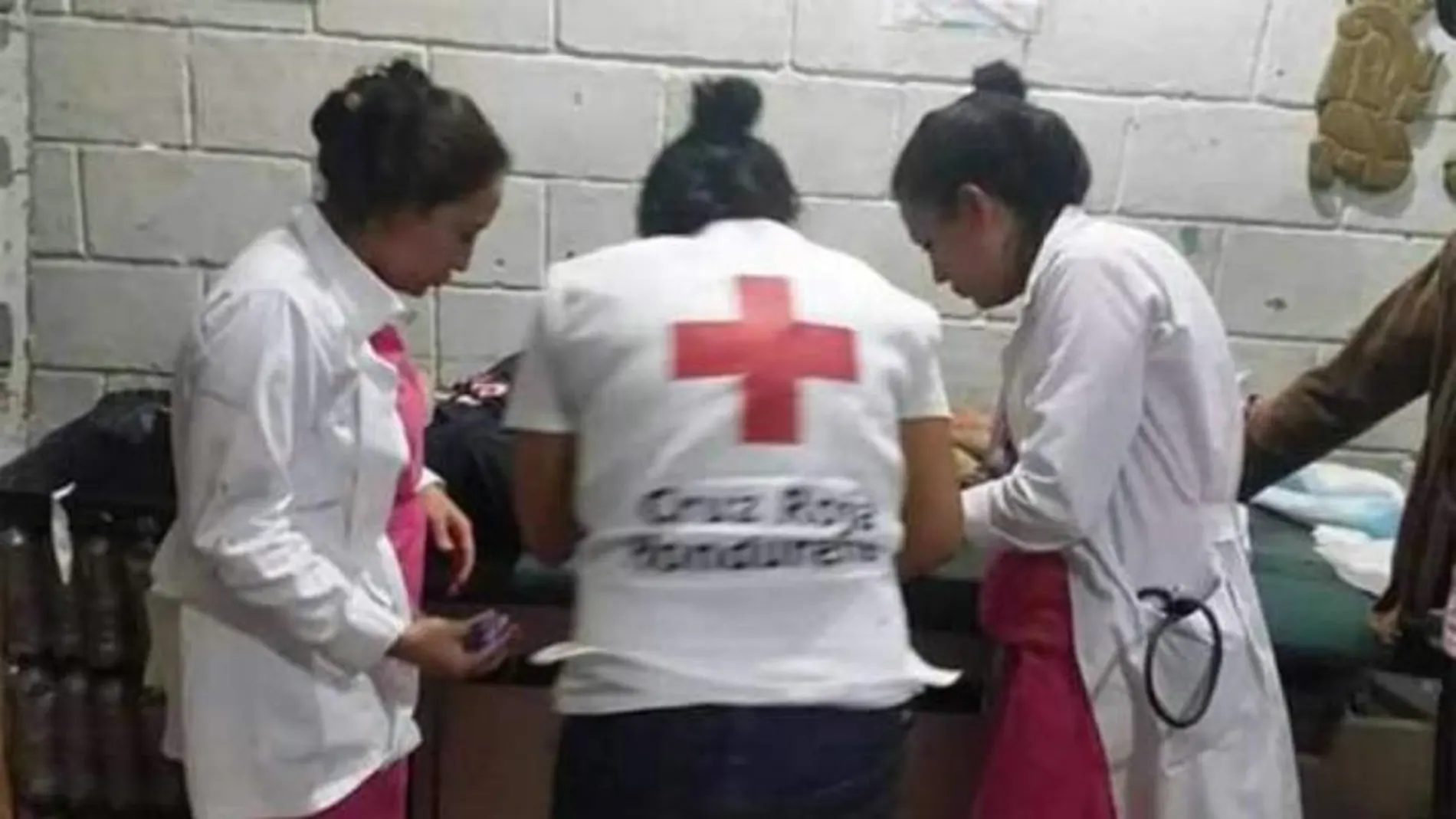 Varias enfermeras atienden al joven hondureño Varias enfermeras atienden al joven hondureño