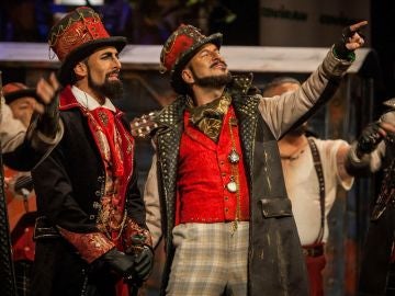 La comparsa "Los Mafiosos", durante su actuación en la final del Concurso Oficial de Agrupaciones Carnavalescas de Cádiz, en el Gran Teatro Falla. 