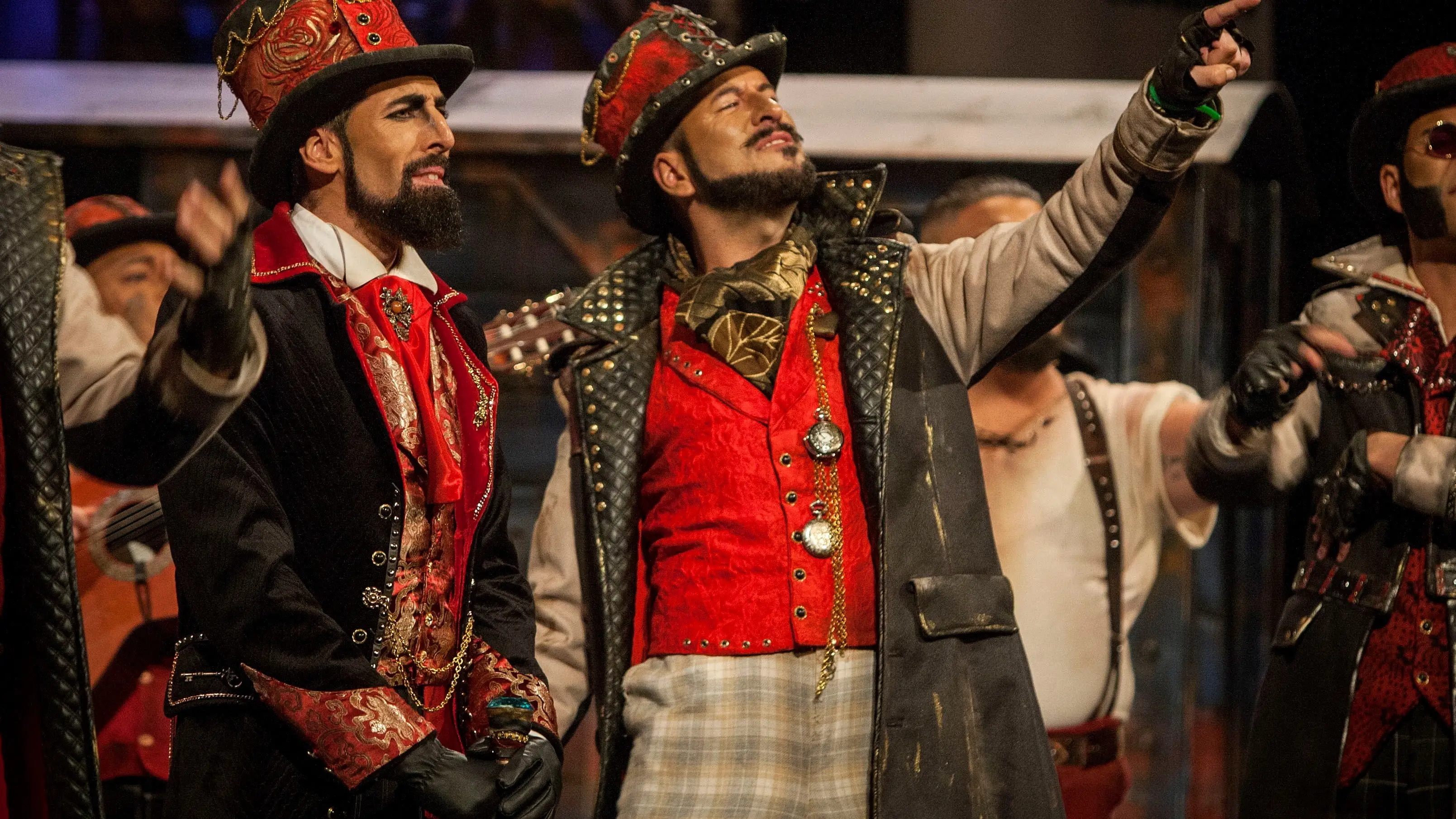 La comparsa "Los Mafiosos", durante su actuaci&oacute;n en la final del Concurso Oficial de Agrupaciones Carnavalescas de C&aacute;diz, en el Gran Teatro Falla. 
