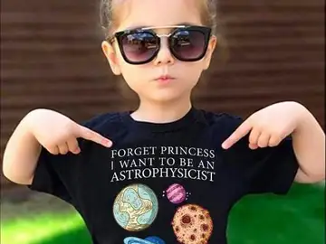 Una niña con una camiseta que dice 'olvida las princesas, quiero ser astrofísica' Una niña con una camiseta que dice 'olvida las princesas, quiero ser astrofísica'