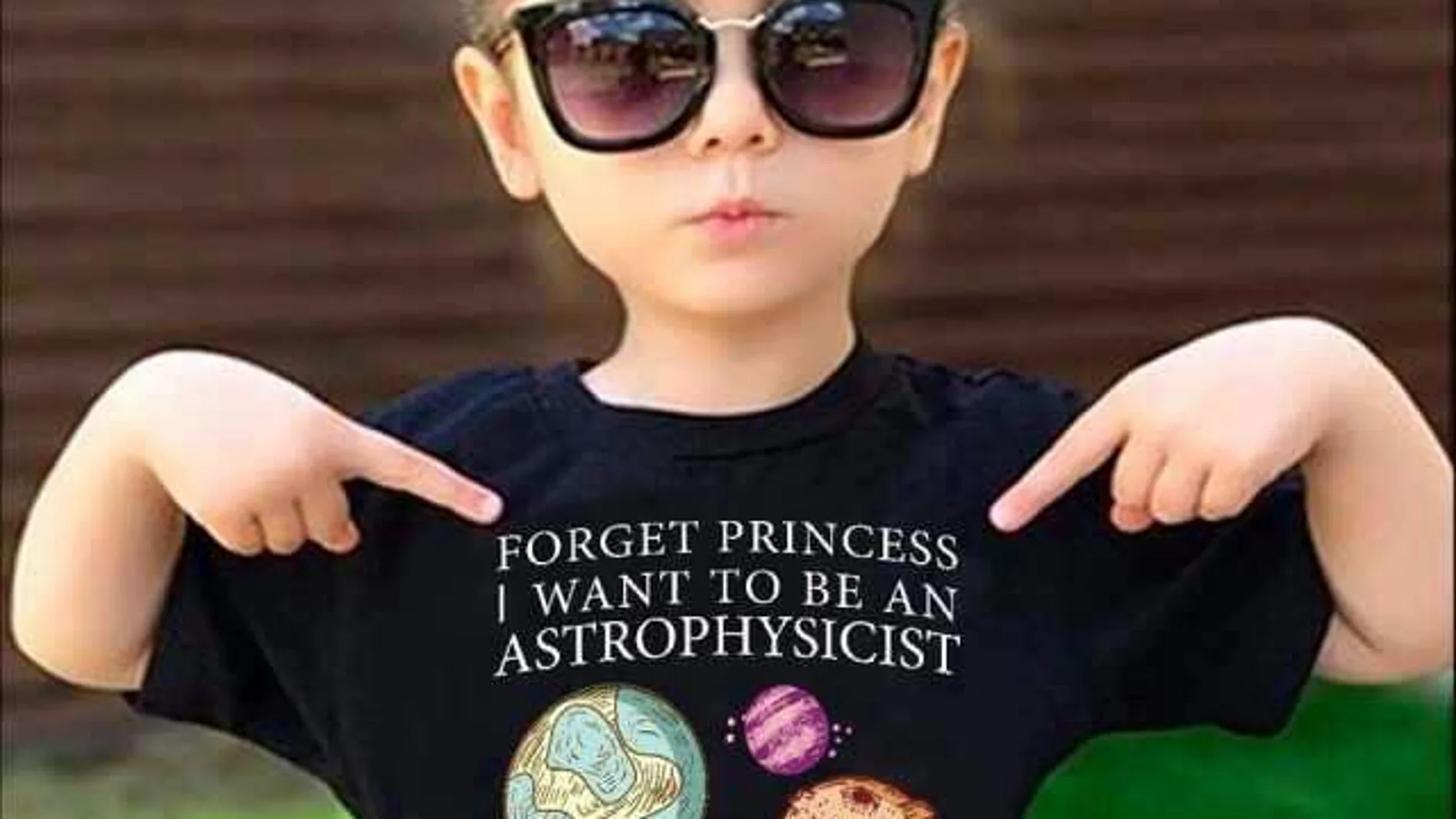 Una niña con una camiseta que dice 'olvida las princesas, quiero ser astrofísica' Una niña con una camiseta que dice 'olvida las princesas, quiero ser astrofísica'
